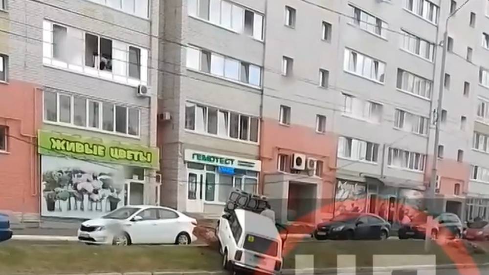 В Брянске на Новостройке после ДТП автомобиль вылетел на газон