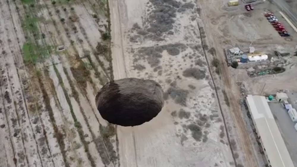 Загадочная 25-метровая воронка поглотила дорогу