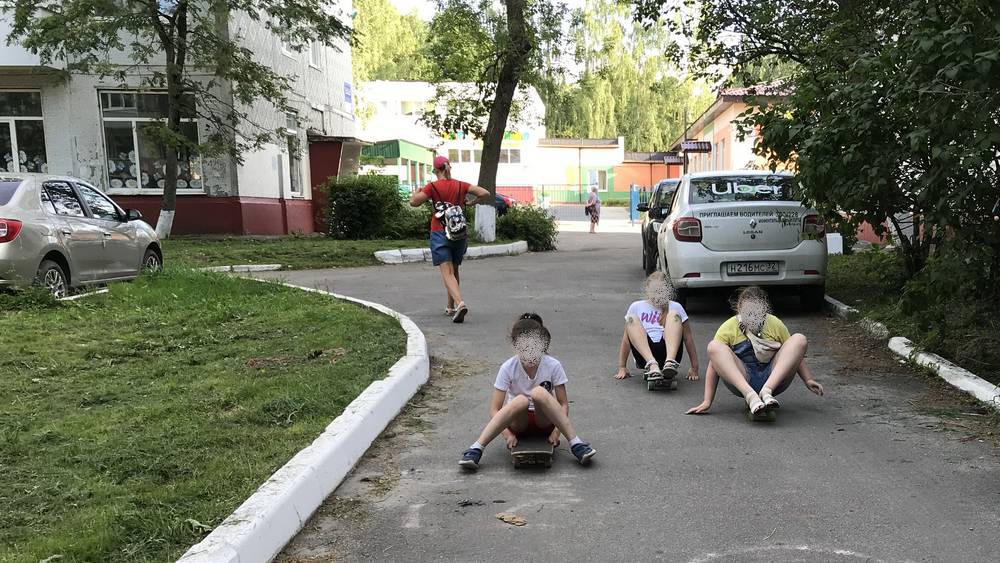 Из-за отсутствия игровых площадок брянские дети стали кататься по дорогам