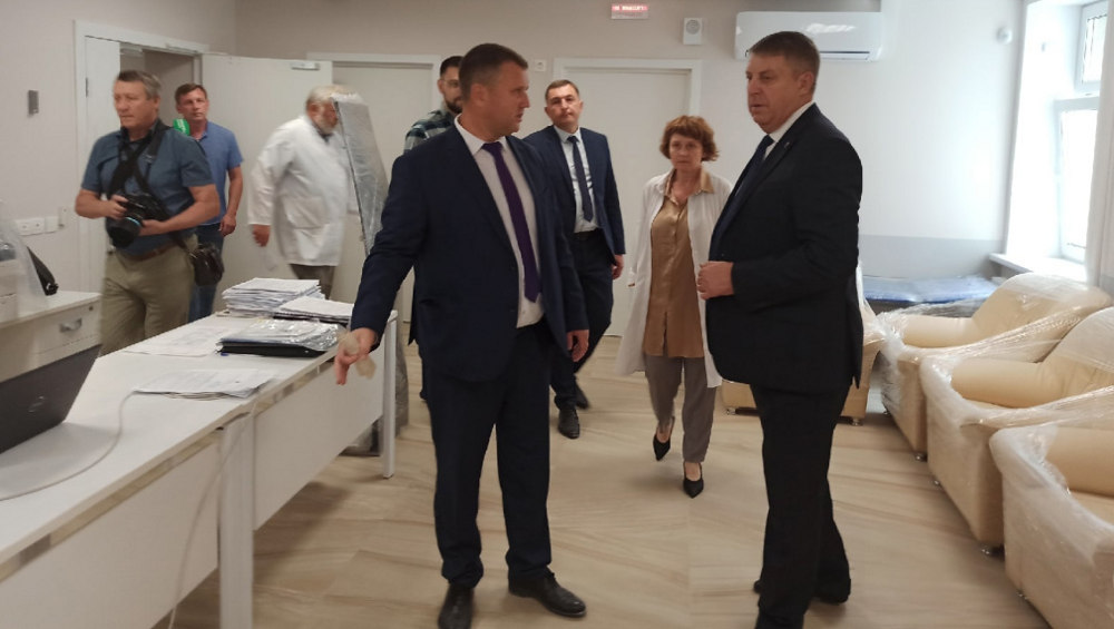 Брянский губернатор Богомаз проверил ход ремонта госпиталя ветеранов