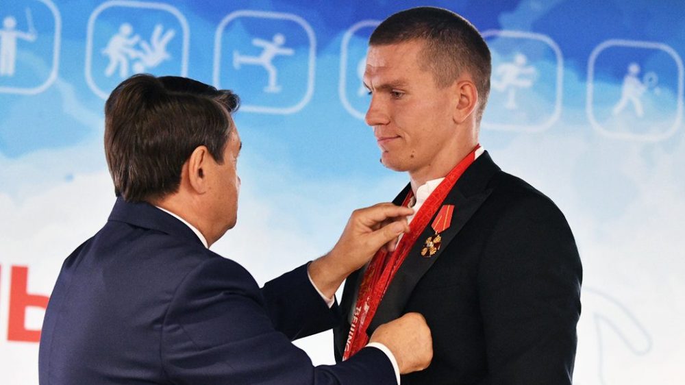 Брянскому лыжнику-чемпиону Большунову вручили орден в «Лужниках»