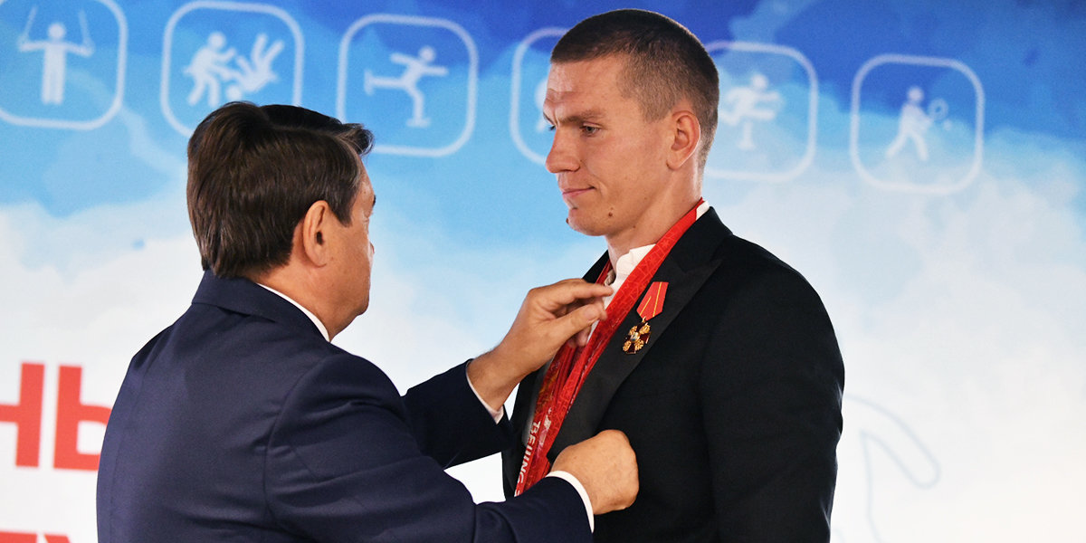 Брянскому лыжнику-чемпиону Большунову вручили орден в «Лужниках»
