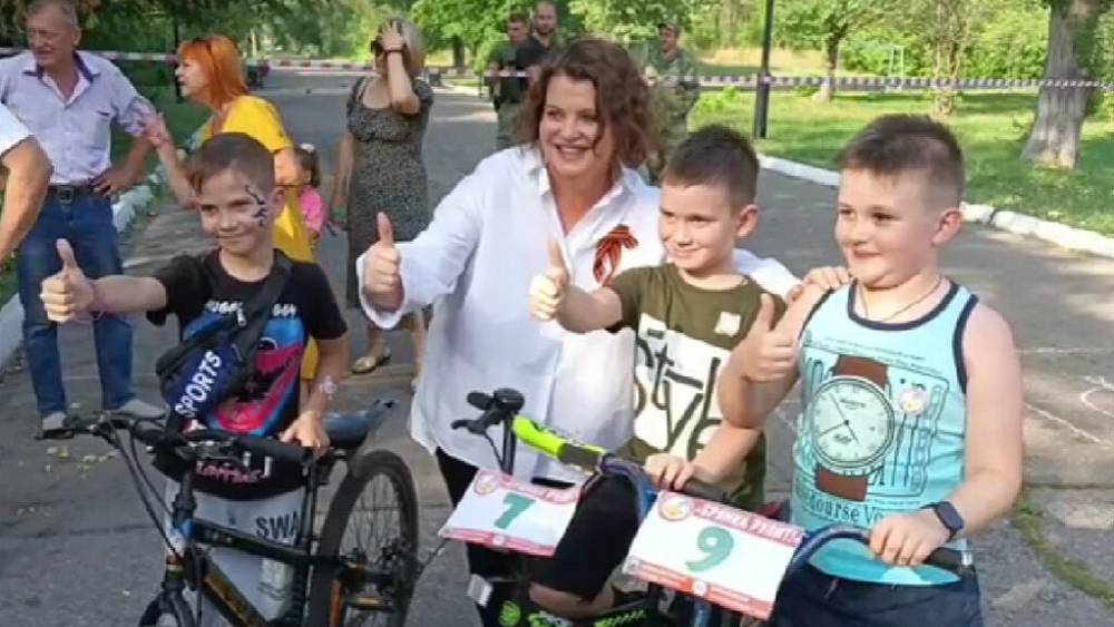 Брянская делегация отвезла в луганскую Брянку множество велосипедов