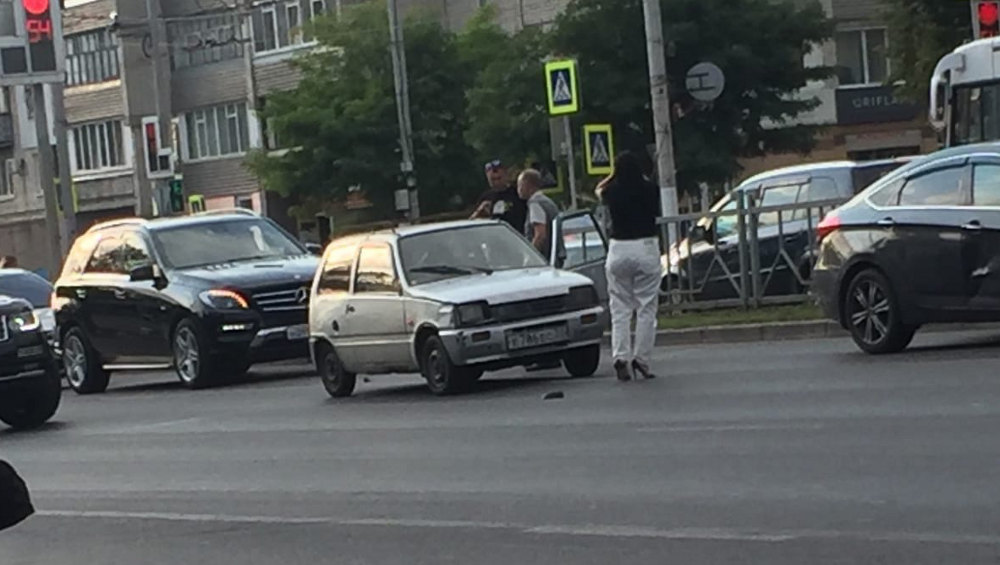 В Брянске на Московском проспекте малолитражная «Ока» протаранила Hyundai
