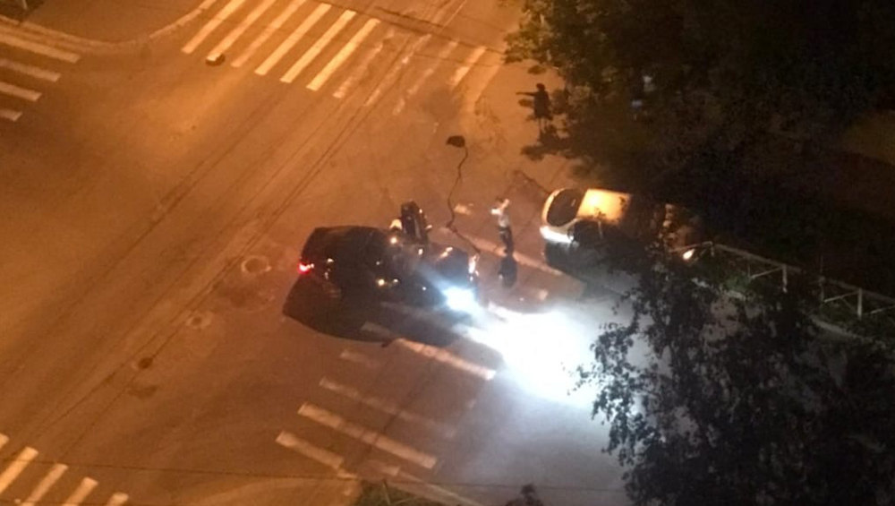 В Брянске автомобиль сбил светофор на перекрестке улиц Урицкого и Красноармейской