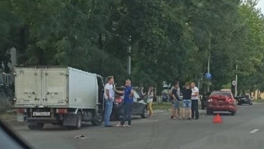 В Брянске на улице Ульянова разбились две легковушки и грузовик
