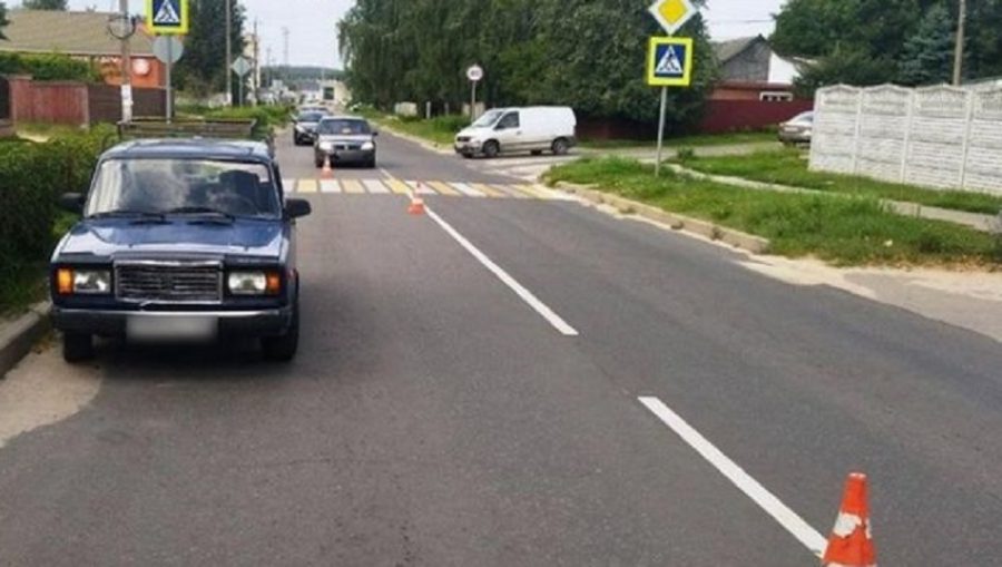 В Навле автомобиль ВАЗ на «зебре» сбил женщину и 4-летнюю девочку