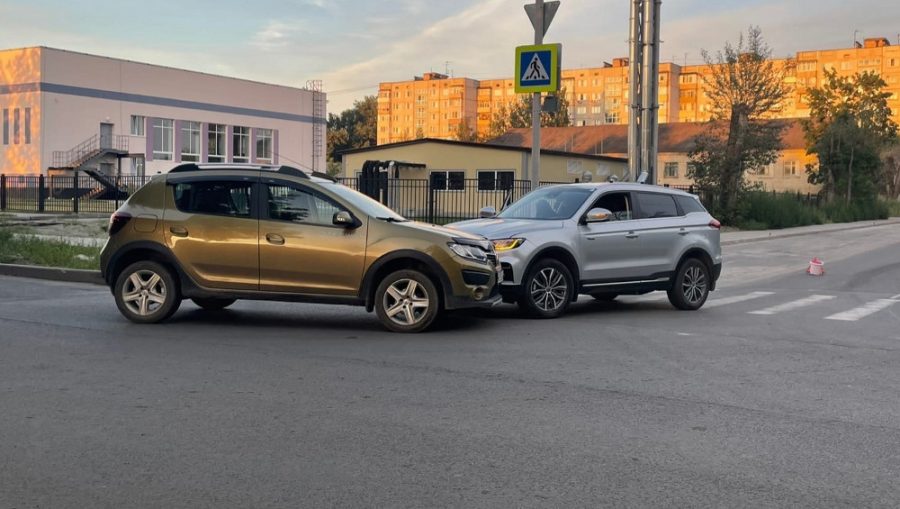 В Брянске в безобидной ситуации столкнулись два автомобиля