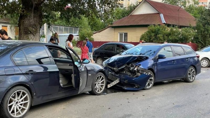 В Володарском районе Брянска на перекрёстке столкнулись два автомобиля