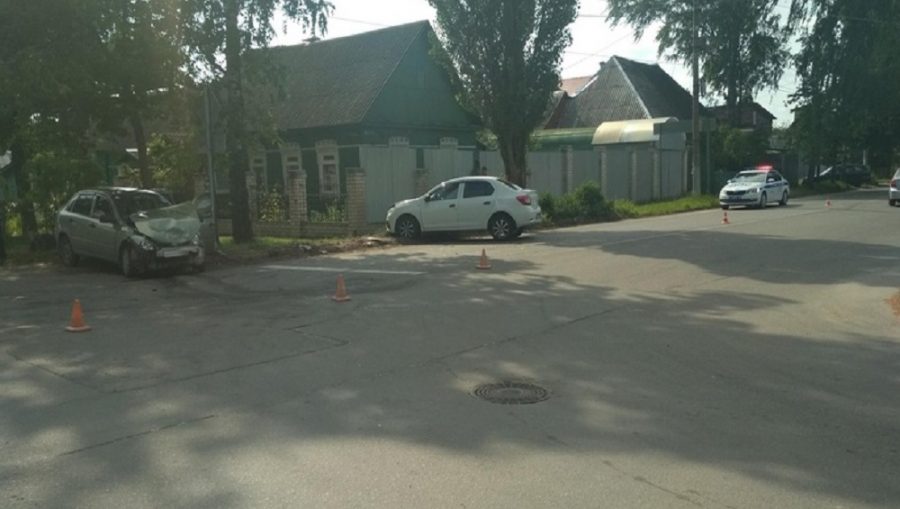 В Брянске 52-летняя женщина сломала шею в ДТП возле школы № 19