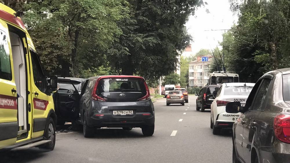 Серьёзное ДТП с двумя легковушками на улице Фокина Брянска указало на опасность