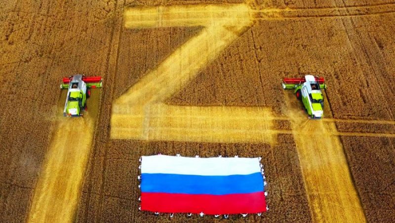 В Брянской области сняли видеоролик об огромном флаге России на пшеничном поле
