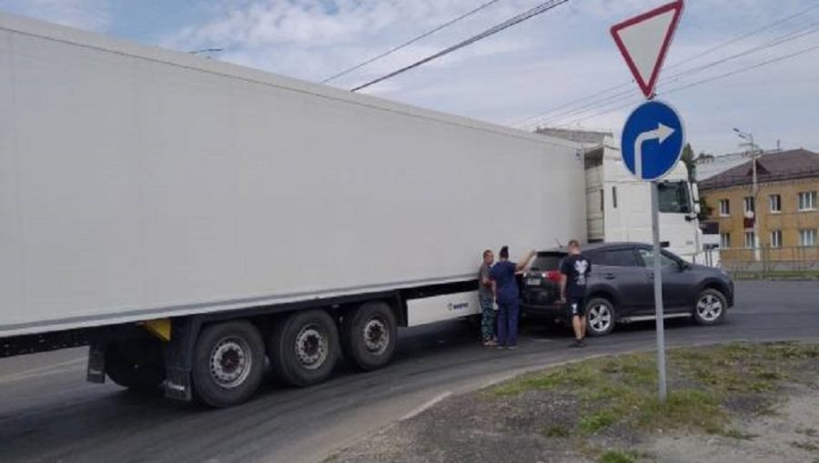 В Брянске торопливый водитель угодил под фуру на проспекте Московском