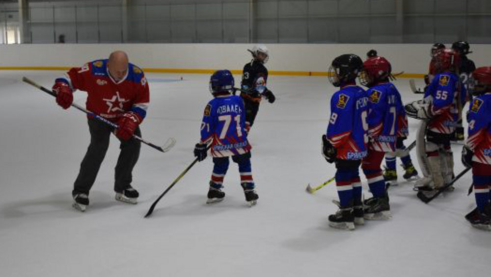 В Брянской области звезды хоккея провели мастер-класс для юных дятьковцев