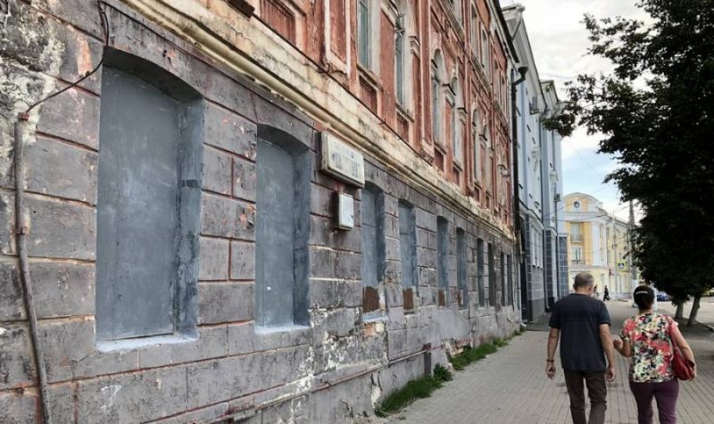 В Брянске ускорились разрушения исторического дома на улице Калинина