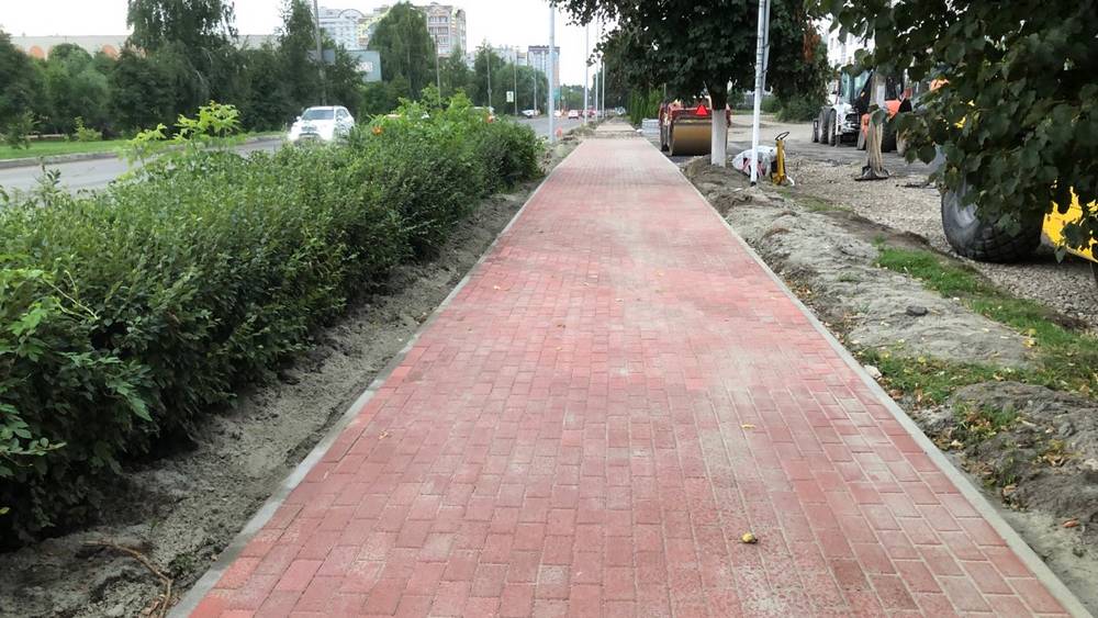 В Брянске построили часть широкого тротуара на улице Крахмалева