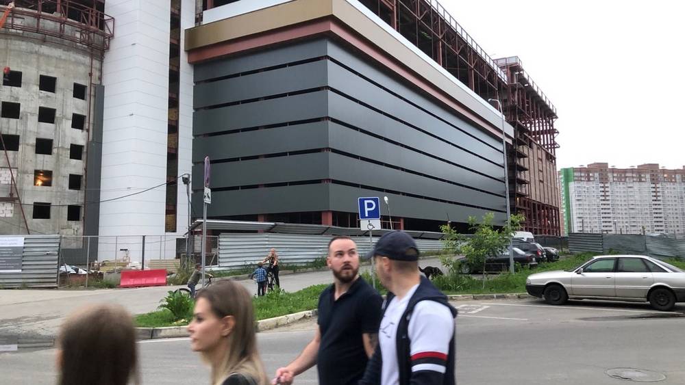 В Брянске обшили снаружи панелями строящийся ТРЦ «МегаГринн»