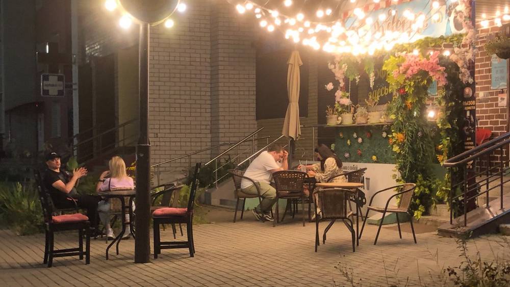 В Брянске стали популярными кафе под открытым небом на тротуарах