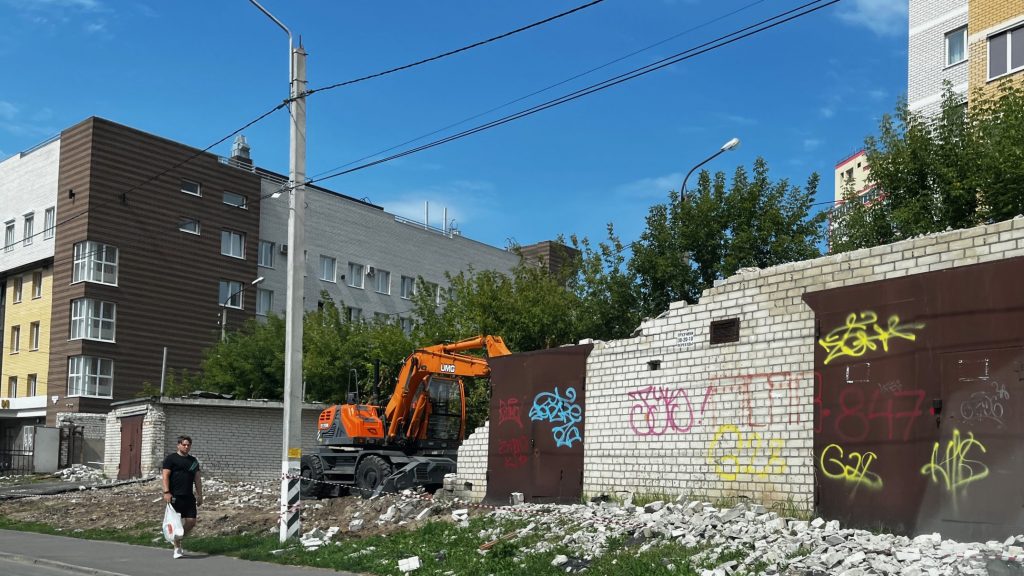 В Брянске возле областной прокуратуры продолжили сносить незаконные гаражи
