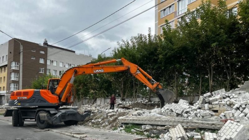 Возле областной прокуратуры в Брянске снесли все незаконные гаражи