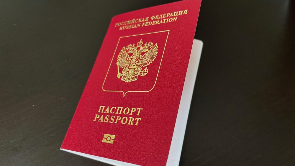 Жители Брянской области с 1 июня начали делать заявки на 10-летние загранпаспорта