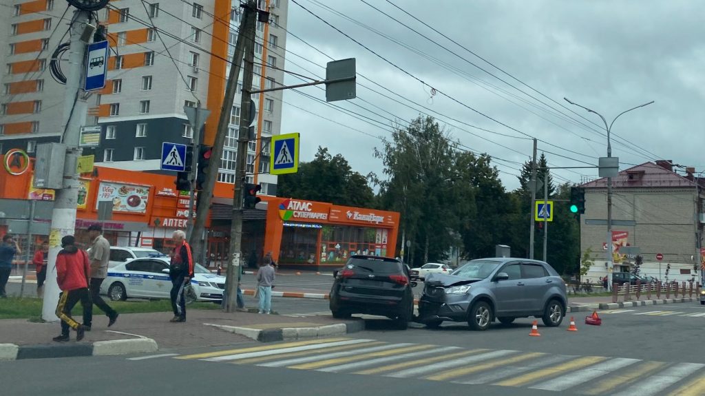 В Брянске на улице Дуки возле «Атласа» столкнулись два легковых автомобиля