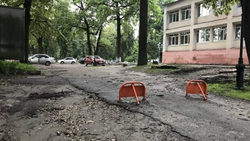 После жалоб горожан въезд в Пушкинский парк Брянска перекрыли барьерами