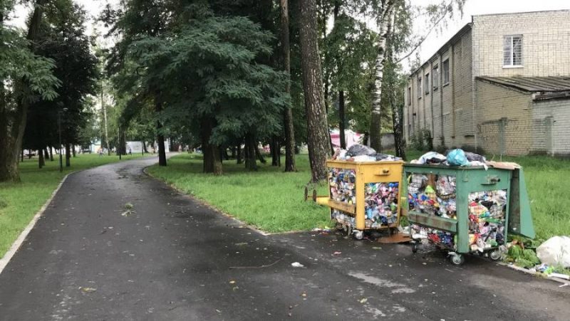В Брянске посетителей Майского парка стали встречать забитые мусором контейнеры