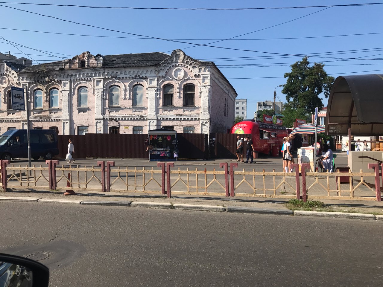 В Брянске здание канатной фабрики возле автовокзала огородили забором