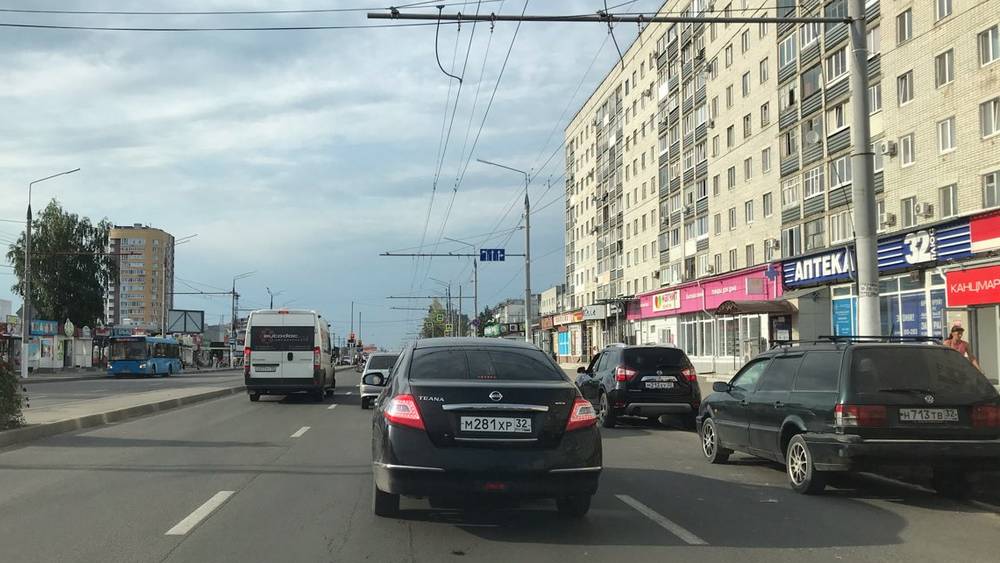 В Брянске на Авиационной улице дорожные знаки стали причиной пробок