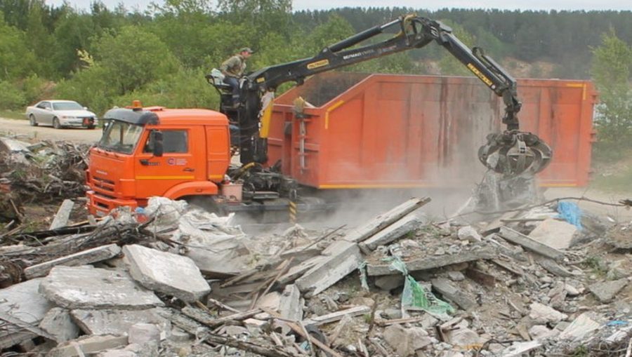 Под Брянском водитель «КамАЗа» устроил огромную свалку мусора на поляне