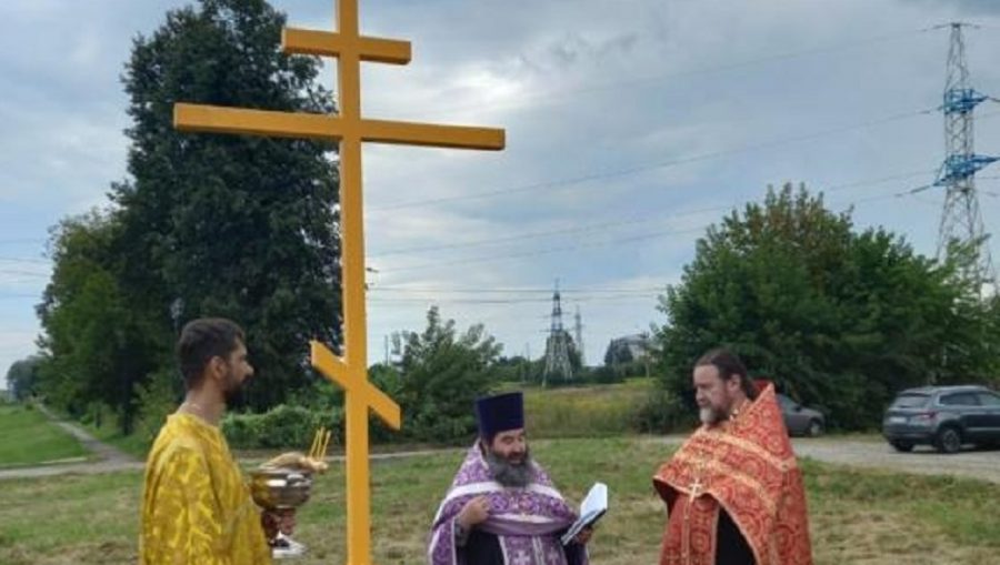 На въезде в брянское село Глинищево освятили поклонный крест