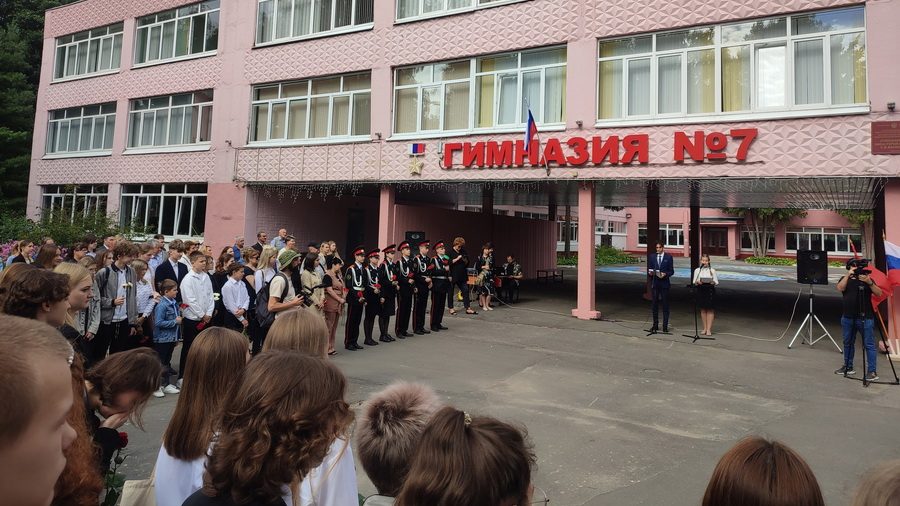В брянской гимназии № 7 прошел митинг в память погибшего на Украине Михаила Новикова