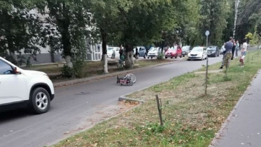 В Брянске 37-летняя автомобилистка сломала нос 12-летней велосипедистке