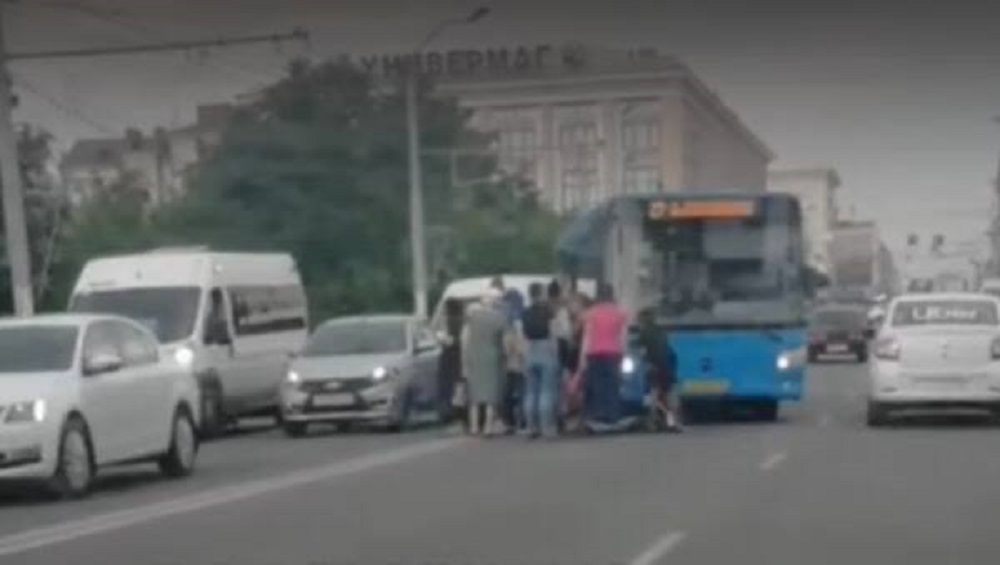 В центре Брянска возле ЦУМа автобус № 27 сбили рассеянную женщину