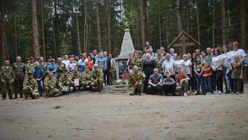 Под Брянском установили памятник погибшему экипажу самолета Ил-4