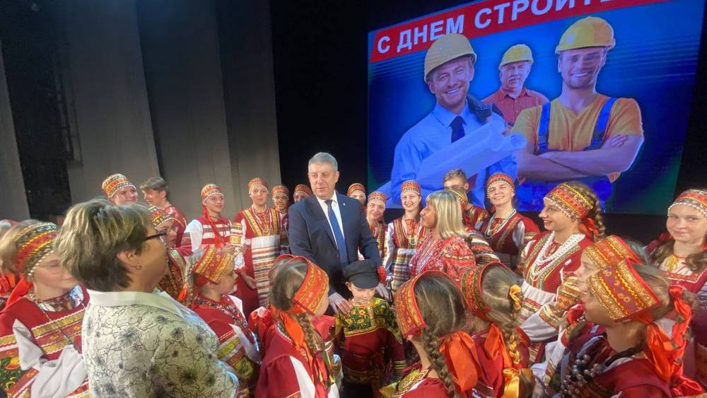 Брянский губернатор Богомаз поздравил строителей с профессиональным праздником