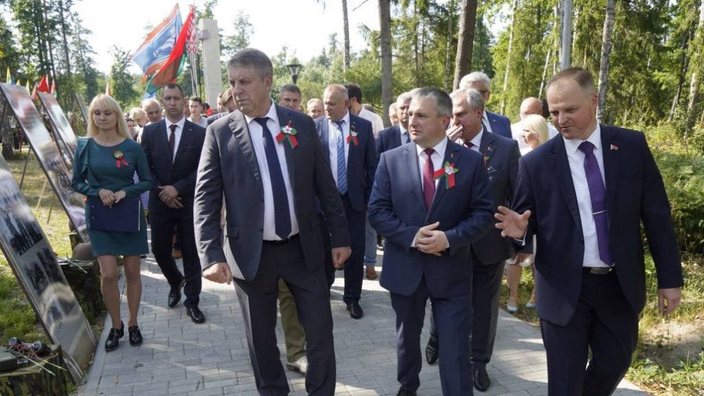 Брянский губернатор принял участие в открытии комплекса «Партизанская криничка» в Гомеле
