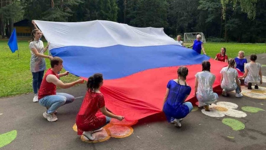 В брянском детском комплексе «Лесной» отметили День Российского флага