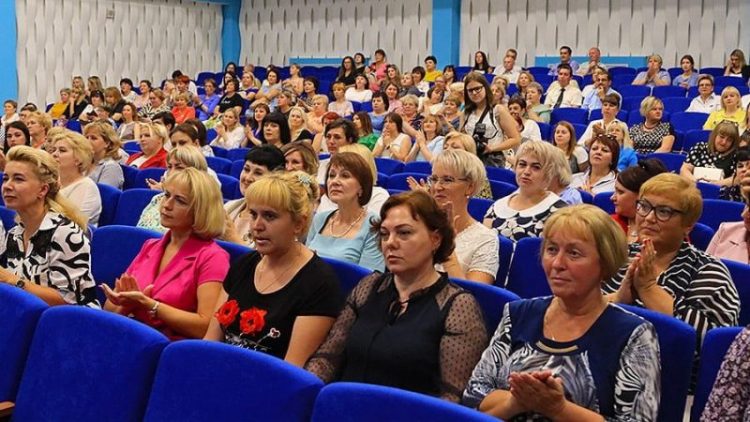 С 1 октября в Брянской области педагогам увеличили минимальную заработную плату