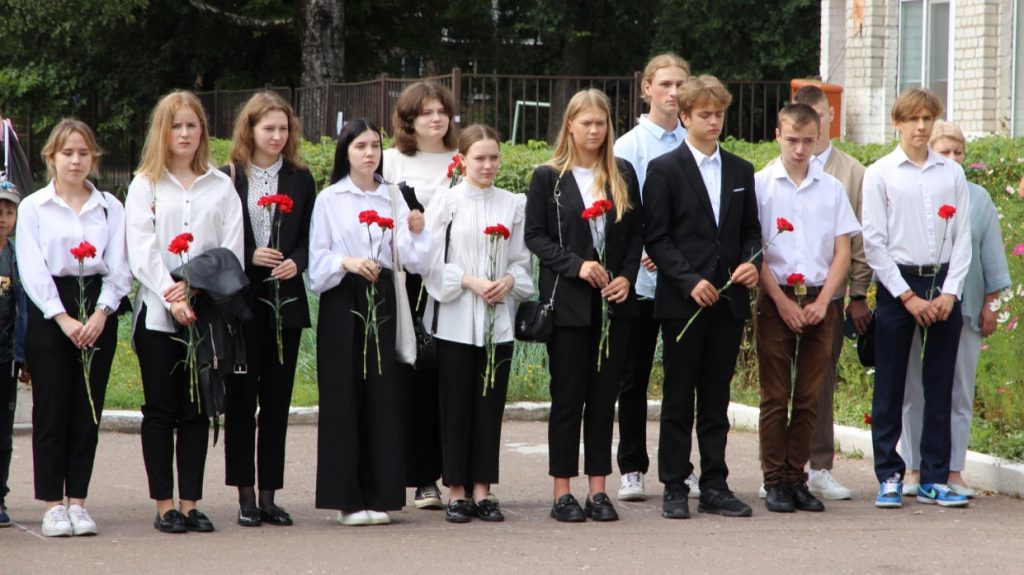 В двух школах Брянска увековечили имена погибших военнослужащих