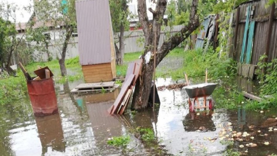 В брянском посёлке Октябрьском из-за прорыва трубы затопило 4 дома