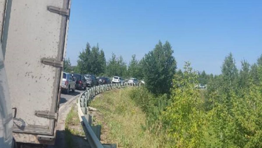 Под Брянском автомобилисты застряли в огромной пробке в изнурительную жару
