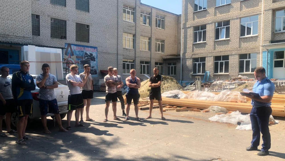 Прокурор пригрозил подрядчику наказанием за срыв графика ремонта школы в Севске