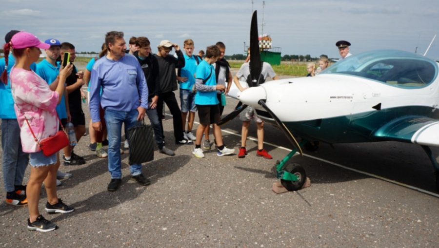 Брянским подросткам показали секреты аэродрома Бежицкого аэроклуба