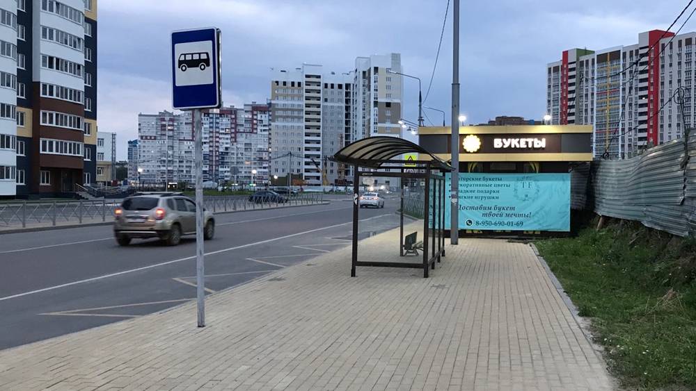 В Брянске новый тротуар на улице Горбатова перекрыли огромным киоском