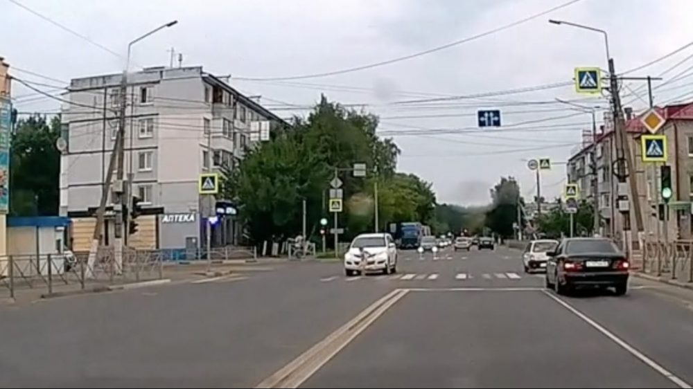 В Володарском районе Брянска водитель едва не сбил привидение на дороге