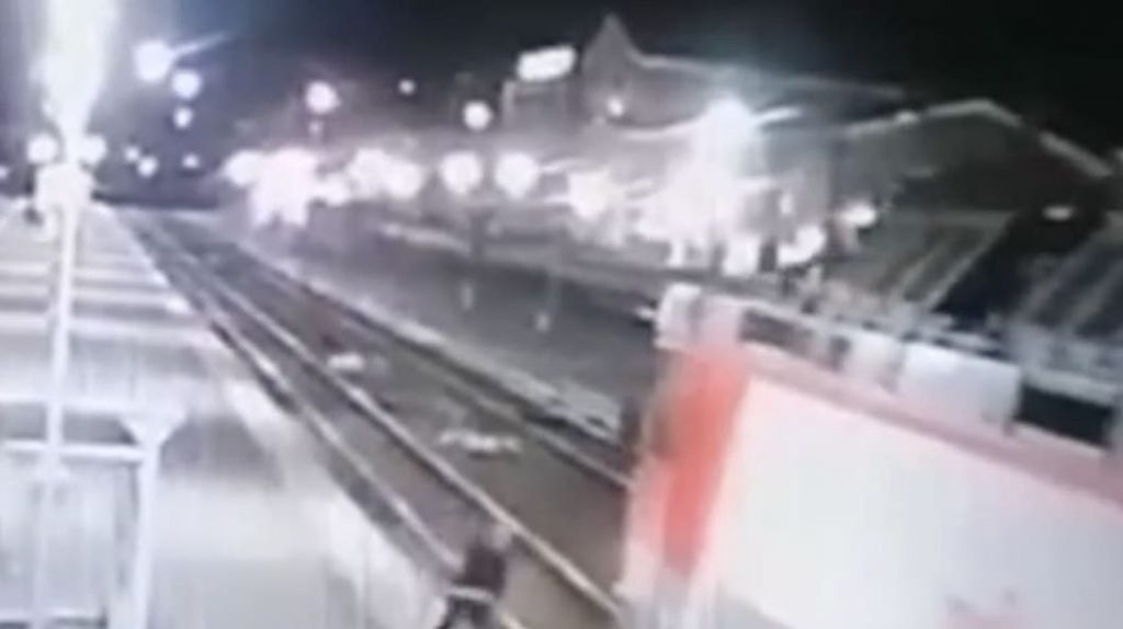 В Брянске опубликовали шокирующее видео гибели мужчины под поездом