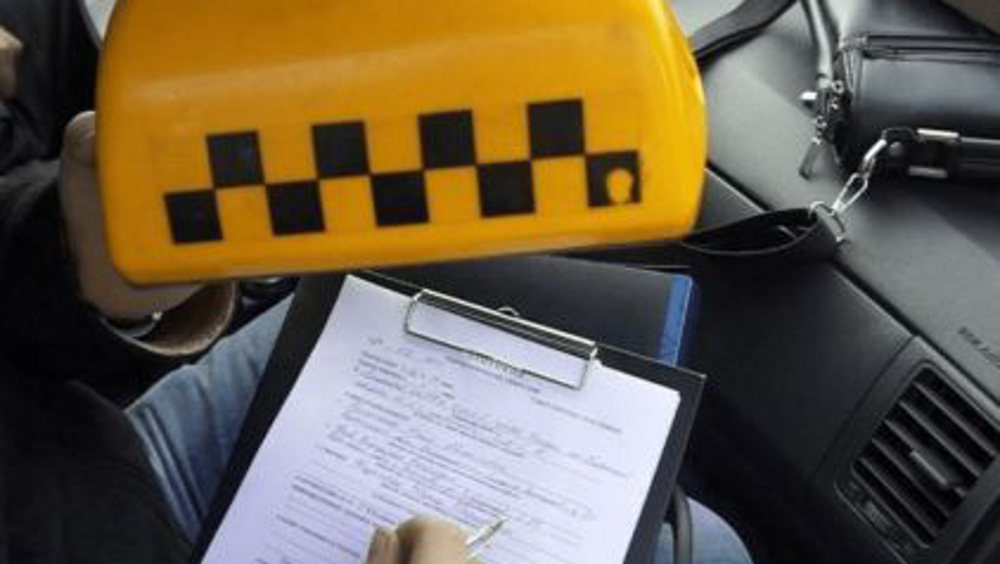 В Брянске в ходе рейда автоинспекторы оштрафовали 10 таксистов