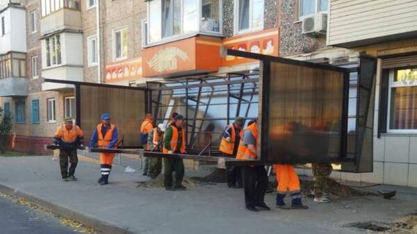 В Брянске на улице Димитрова начали устанавливать новые остановки
